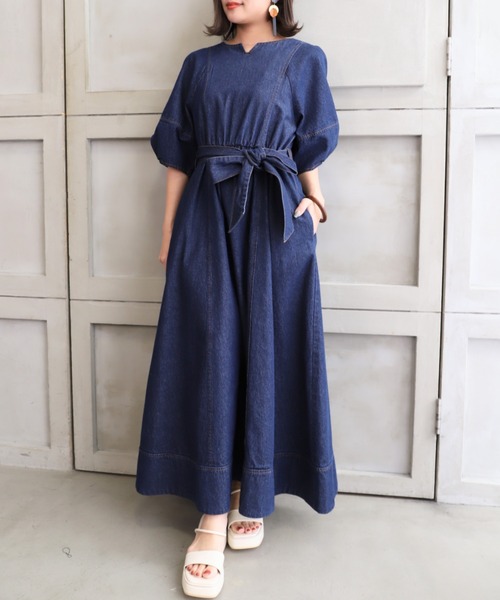 moment+(モーメントプラス)の「ライトオンスデニム&T/Cツイル ランタンスリーブキーネックマキシワンピース(ワンピース・レディース・ブラック/サックスブルー/インディゴブルー/グレイッシュベージュ・M)」の5枚目の写真