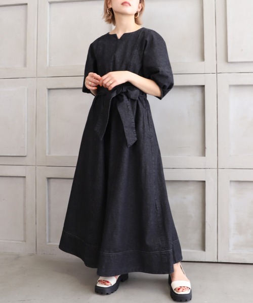 moment+(モーメントプラス)の「ライトオンスデニム&T/Cツイル ランタンスリーブキーネックマキシワンピース(ワンピース・レディース・ブラック/サックスブルー/インディゴブルー/グレイッシュベージュ・M)」の6枚目の写真