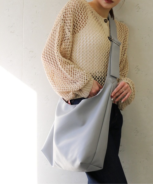 Per sist ence(パーシエンス)の「Per sist ence/パーシエンス ソフトフェイクレザーラウンドショルダーバッグ(ショルダーバッグ・レディース・ブラック/ベージュ/グレー・FREE)」の16枚目の写真