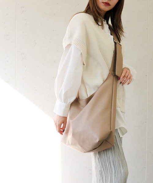 Per sist ence(パーシエンス)の「Per sist ence/パーシエンス ソフトフェイクレザーラウンドショルダーバッグ(ショルダーバッグ・レディース・ブラック/ベージュ/グレー・FREE)」の21枚目の写真
