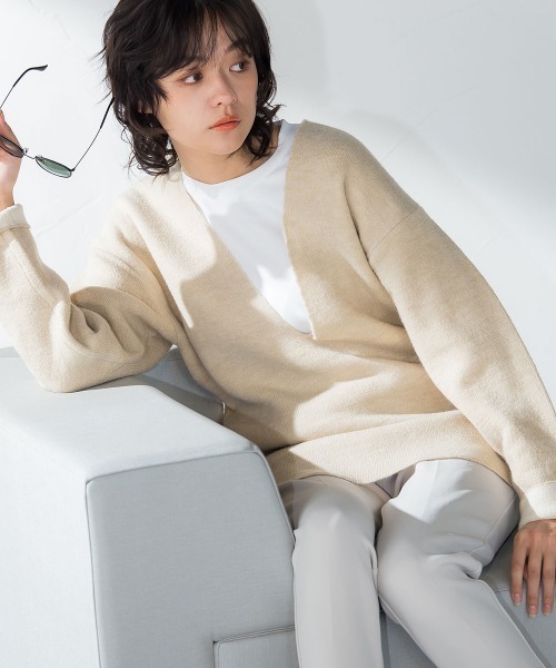 socolla（ソコラ）の「【socolla】ダブルフェイス深Vネックニット≪手洗い可能≫（ニット/セーター・レディース・ベージュ/ネイビー/ピンク/グリーン・M）」の2枚目の写真