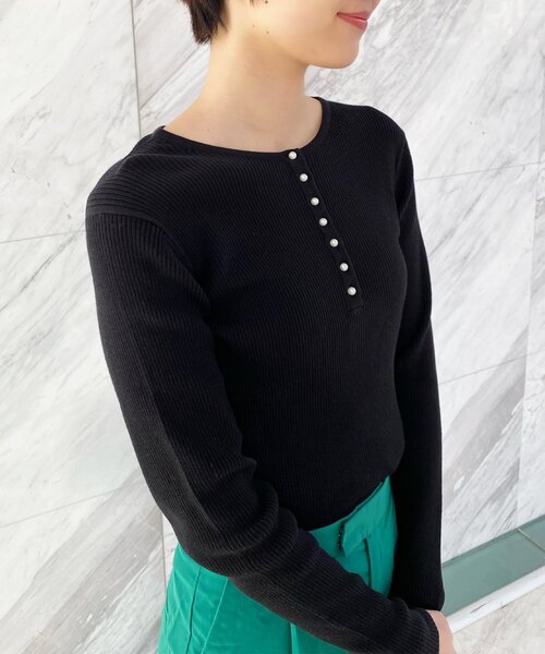 OPAQUE.CLIP（オペークドットクリップ）の「◆【CORCORAN】ピマコットンリブ フェイクパールデザインニット（ニット/セーター・レディース・オフホワイト/サンドベージュ/ブラック/ホワイト系その他3・36/38/42/40）」の3枚目の写真