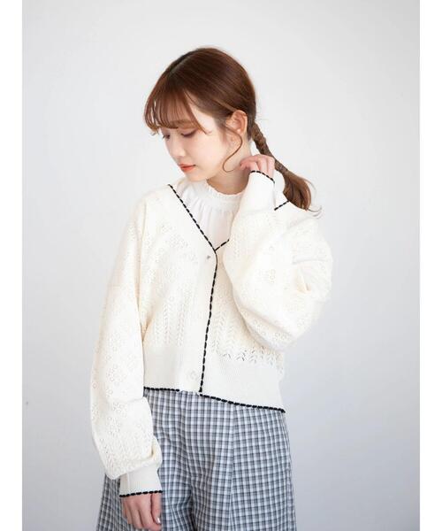 earth music&ecology(アースミュージックアンドエコロジー)の「配色透かしカーディガン(カーディガン/ボレロ・レディース・ブラック/オフホワイト・FREE)」の4枚目の写真