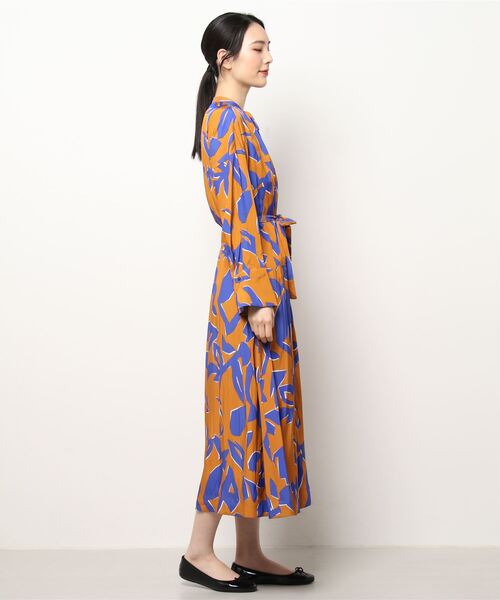 ROPE'（ロペ）の「アブストラクトプリントサックワンピース/サッシュベルト付き（ワンピース・レディース・ワイン/オレンジ・36/38）」の3枚目の写真