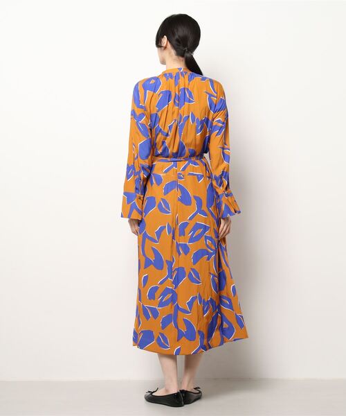 ROPE'（ロペ）の「アブストラクトプリントサックワンピース/サッシュベルト付き（ワンピース・レディース・ワイン/オレンジ・36/38）」の4枚目の写真
