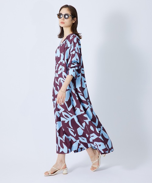 ROPE'（ロペ）の「アブストラクトプリントサックワンピース/サッシュベルト付き（ワンピース・レディース・ワイン/オレンジ・36/38）」の6枚目の写真