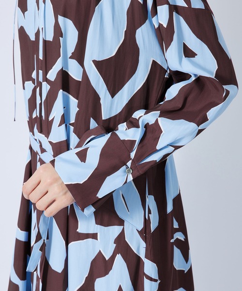 ROPE'（ロペ）の「アブストラクトプリントサックワンピース/サッシュベルト付き（ワンピース・レディース・ワイン/オレンジ・36/38）」の15枚目の写真