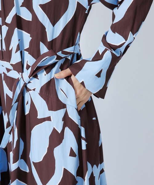 ROPE'（ロペ）の「アブストラクトプリントサックワンピース/サッシュベルト付き（ワンピース・レディース・ワイン/オレンジ・36/38）」の16枚目の写真