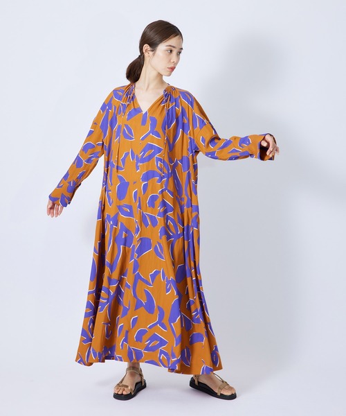 ROPE'（ロペ）の「アブストラクトプリントサックワンピース/サッシュベルト付き（ワンピース・レディース・ワイン/オレンジ・36/38）」の21枚目の写真