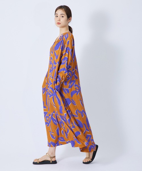 ROPE'（ロペ）の「アブストラクトプリントサックワンピース/サッシュベルト付き（ワンピース・レディース・ワイン/オレンジ・36/38）」の22枚目の写真