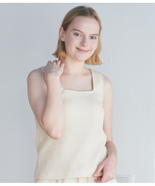PEACH JOHN（ピーチジョン）の「【柔らかワッフル素材のパッド付きタンクトップ】ワンマイルワッフルパデットタンク（タンクトップ・レディース・ブラウン/グレー/アイボリー・S/M/M/L）」の4枚目の写真