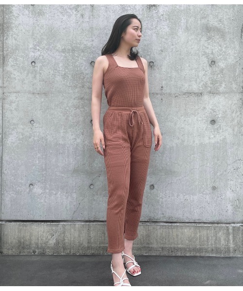 PEACH JOHN（ピーチジョン）の「【柔らかワッフル素材のパッド付きタンクトップ】ワンマイルワッフルパデットタンク（タンクトップ・レディース・ブラウン/グレー/アイボリー・S/M/M/L）」の16枚目の写真