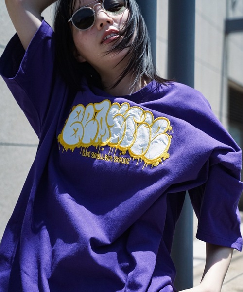 UNIIT(ユニット)の「【UNIIT/ユニット】グラフティロゴ アップリケロゴ ビッグシルエットTシャツ(Tシャツ/カットソー・メンズ・ホワイト/ブラック/パープル/グリーン・MEDIUM/LARGE)」の1枚目の写真