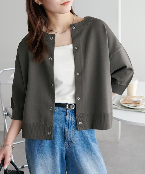 DISCOAT（ディスコート）の「【新色追加/夏の羽織に♪】ライトスポンディッシュ半袖カーディガン《WEB限定》（カーディガン/ボレロ・レディース・アイボリー/ブラック/グリーン/ピンク/オレンジ/サックスブルー/イエロー/ホワイト×ブラック/グレー/モカ/グリーン系その他/ネイビー/カーキ/グレイッシュベージュ/レモンイエロー/チャコールグレー・FREE）」の4枚目の写真