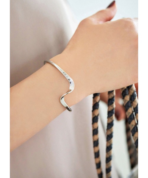 STYLE DELI（スタイルデリ）の「涼しい風のバングル（バングル/リストバンド・レディース・シルバー/ゴールド・FREE）」の4枚目の写真