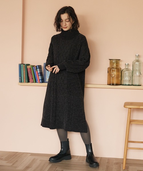 CRAFT STANDARD BOUTIQUE(クラフトスタンダードブティック)の「モールケーブル編みタートルネックワンピース ◆(ワンピース・レディース・ブルーグリーン/オフホワイト/ブラック・FREE)」の2枚目の写真