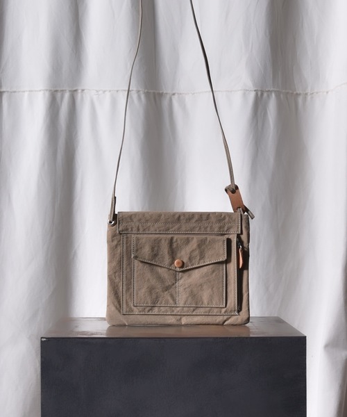 BELLWOODMADE(ベルウッドメイド)の「3-【ALLAND オルランド KONBU-N SACOCHE サコッシュ 】ナイロン サコッシュ(ショルダーバッグ・メンズ・ベージュ/ブラック/オリーブ・ONE SIZE)」の12枚目の写真