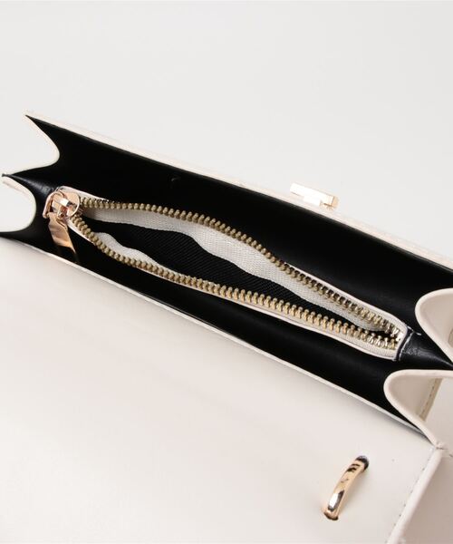 florist(フローリスト)の「【仕切りポケット付き/2WAY】【高見え】オーバルロック留めレザーショルダーバッグ(ショルダーバッグ・レディース・ベージュ/ホワイト/ブラック・FREE)」の17枚目の写真