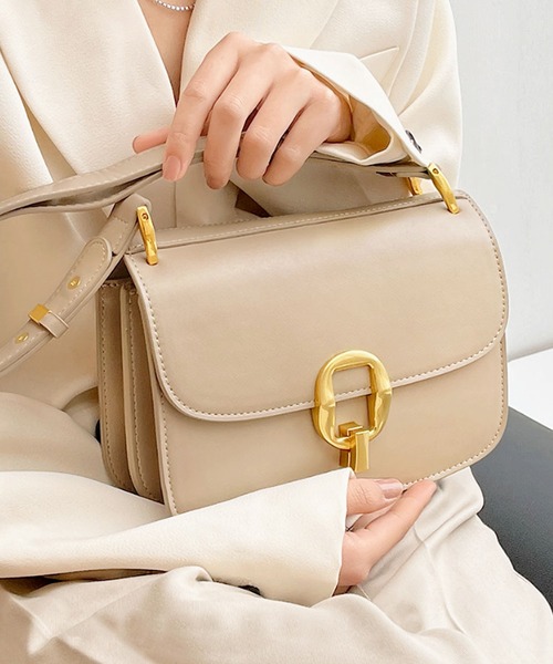 florist(フローリスト)の「【仕切りポケット付き/2WAY】【高見え】オーバルロック留めレザーショルダーバッグ(ショルダーバッグ・レディース・ベージュ/ホワイト/ブラック・FREE)」の3枚目の写真