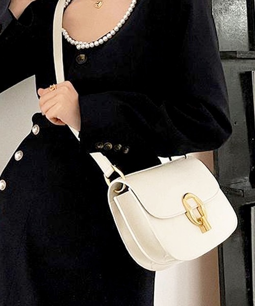 florist(フローリスト)の「【仕切りポケット付き/2WAY】【高見え】オーバルロック留めレザーショルダーバッグ(ショルダーバッグ・レディース・ベージュ/ホワイト/ブラック・FREE)」の12枚目の写真