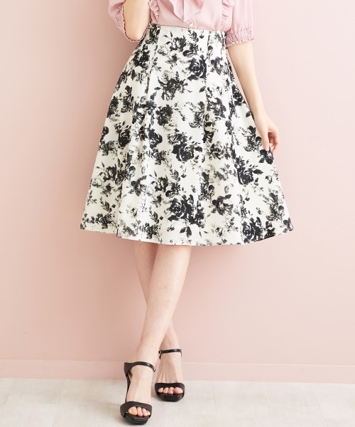 marun（マルン）の「＜大きいサイズ＞ バックリボンプリントスカート marun（スカート・レディース・ブラック系/ホワイト系・L/LL/3L/4L/5L）」の3枚目の写真