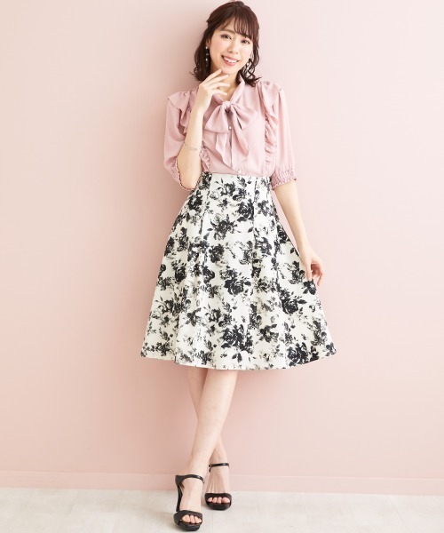 marun（マルン）の「＜大きいサイズ＞ バックリボンプリントスカート marun（スカート・レディース・ブラック系/ホワイト系・L/LL/3L/4L/5L）」の4枚目の写真