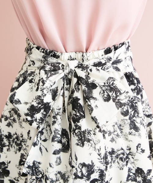 marun（マルン）の「＜大きいサイズ＞ バックリボンプリントスカート marun（スカート・レディース・ブラック系/ホワイト系・L/LL/3L/4L/5L）」の11枚目の写真