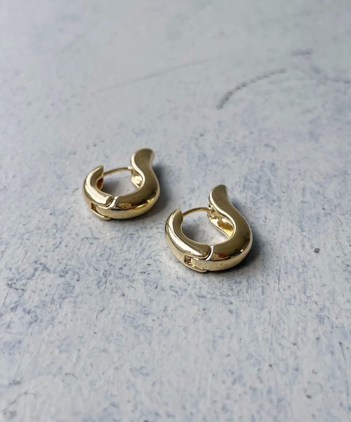 cheriella（シェリエラ）の「【cheriella】オメガシルエットピアス（ピアス（両耳用）・レディース・ゴールド/シルバー・FREE）」の5枚目の写真