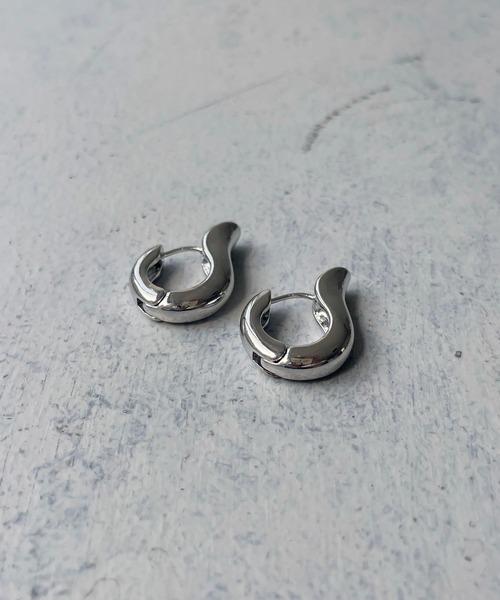 cheriella（シェリエラ）の「【cheriella】オメガシルエットピアス（ピアス（両耳用）・レディース・ゴールド/シルバー・FREE）」の12枚目の写真