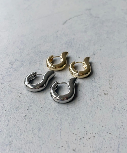 cheriella（シェリエラ）の「【cheriella】オメガシルエットピアス（ピアス（両耳用）・レディース・ゴールド/シルバー・FREE）」の3枚目の写真