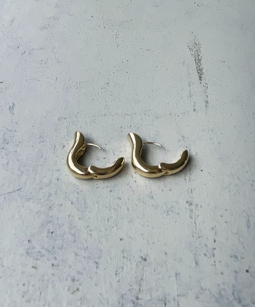 cheriella（シェリエラ）の「【cheriella】オメガシルエットピアス（ピアス（両耳用）・レディース・ゴールド/シルバー・FREE）」の14枚目の写真