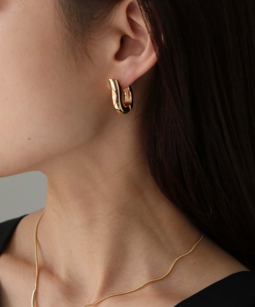 cheriella（シェリエラ）の「【cheriella】オメガシルエットピアス（ピアス（両耳用）・レディース・ゴールド/シルバー・FREE）」の4枚目の写真