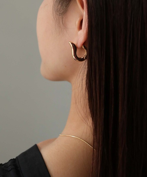 cheriella（シェリエラ）の「【cheriella】オメガシルエットピアス（ピアス（両耳用）・レディース・ゴールド/シルバー・FREE）」の6枚目の写真