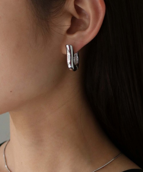 cheriella（シェリエラ）の「【cheriella】オメガシルエットピアス（ピアス（両耳用）・レディース・ゴールド/シルバー・FREE）」の11枚目の写真