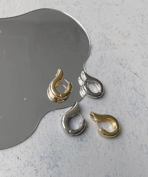 cheriella（シェリエラ）の「【cheriella】オメガシルエットピアス（ピアス（両耳用）・レディース・ゴールド/シルバー・FREE）」の13枚目の写真