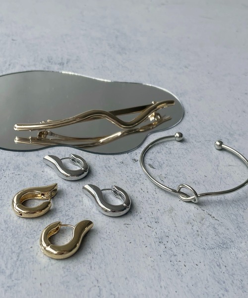 cheriella（シェリエラ）の「【cheriella】オメガシルエットピアス（ピアス（両耳用）・レディース・ゴールド/シルバー・FREE）」の10枚目の写真