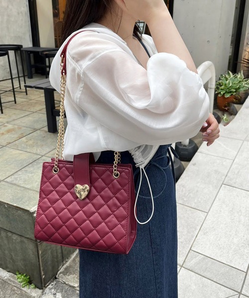 one after another NICE CLAUP（ワンアフターアナザーナイスクラップ）の「ハートエンブレム付きキルティングバック【WEB限定色あり】（ショルダーバッグ・レディース・ブラック/レッド/ピンク/アイボリー・FREE）」の4枚目の写真