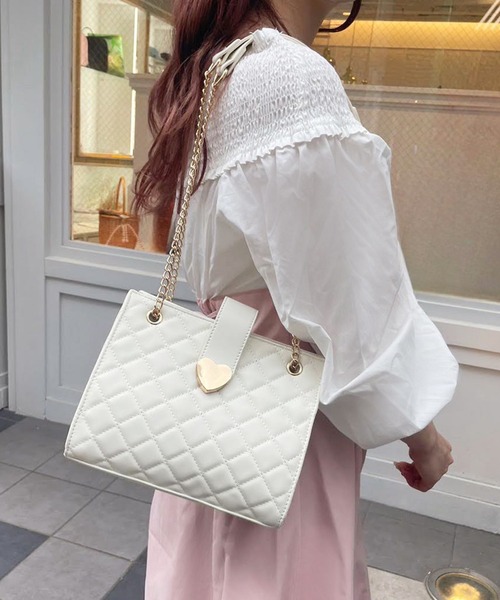 one after another NICE CLAUP（ワンアフターアナザーナイスクラップ）の「ハートエンブレム付きキルティングバック【WEB限定色あり】（ショルダーバッグ・レディース・ブラック/レッド/ピンク/アイボリー・FREE）」の2枚目の写真