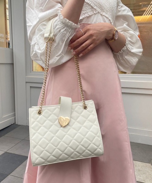 one after another NICE CLAUP（ワンアフターアナザーナイスクラップ）の「ハートエンブレム付きキルティングバック【WEB限定色あり】（ショルダーバッグ・レディース・ブラック/レッド/ピンク/アイボリー・FREE）」の5枚目の写真