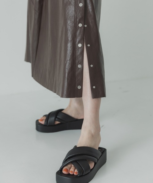 UNITED TOKYO（ユナイテッドトウキョウ）の「ヴィーガンレザーフレアスカート（スカート・レディース・ブラック/ブラウン・1/2）」の8枚目の写真