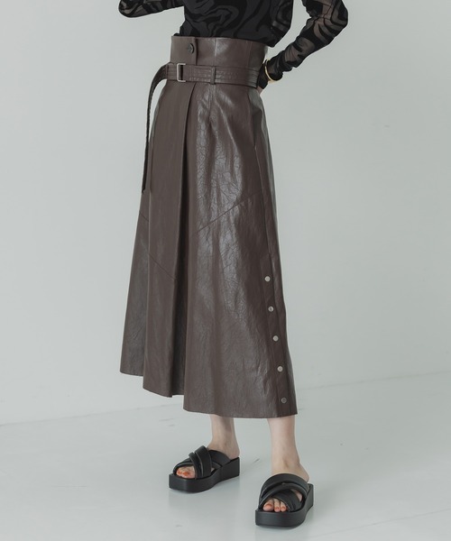 UNITED TOKYO（ユナイテッドトウキョウ）の「ヴィーガンレザーフレアスカート（スカート・レディース・ブラック/ブラウン・1/2）」の7枚目の写真