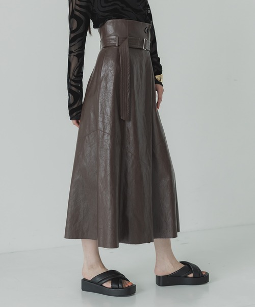 UNITED TOKYO（ユナイテッドトウキョウ）の「ヴィーガンレザーフレアスカート（スカート・レディース・ブラック/ブラウン・1/2）」の5枚目の写真