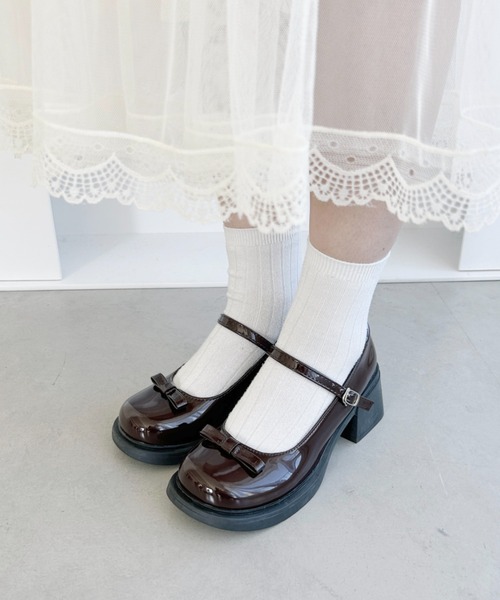 Loueme（ルエム）の「エナメルリボンストラップシューズ（パンプス