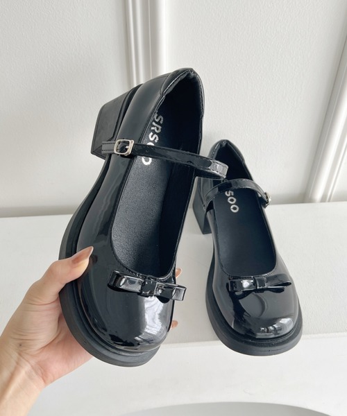 Loueme（ルエム）の「エナメルリボンストラップシューズ（パンプス