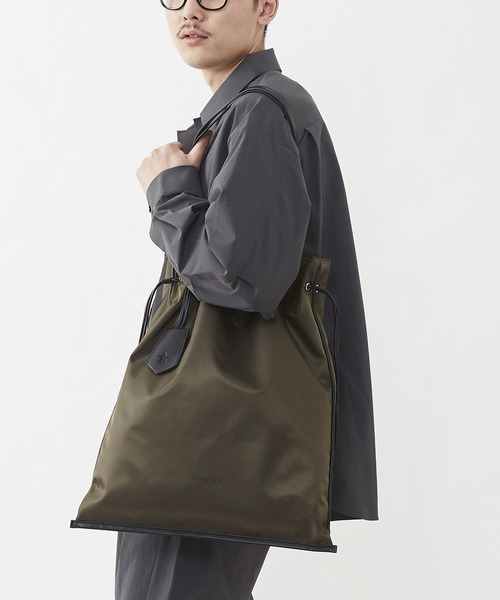 CONVERSE TOKYO（コンバーストウキョウ）の「BIG NYLON GATHER TOTE BAG（トートバッグ・レディース・ブラック/カーキ・FREE）」の2枚目の写真