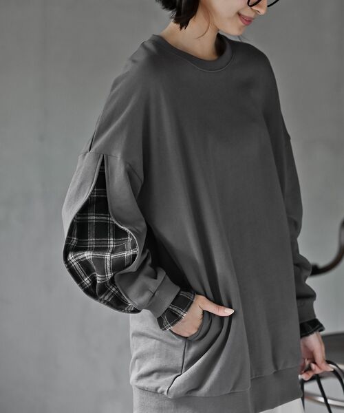 rps（アールピーエス）の「袖布帛切替裏毛チュニック（チュニック・レディース・アイボリー/サックスブルー/ブラック/ネイビー/グレイッシュブルー/ブラック系その他2/チャコールグレー・フリー）」の5枚目の写真