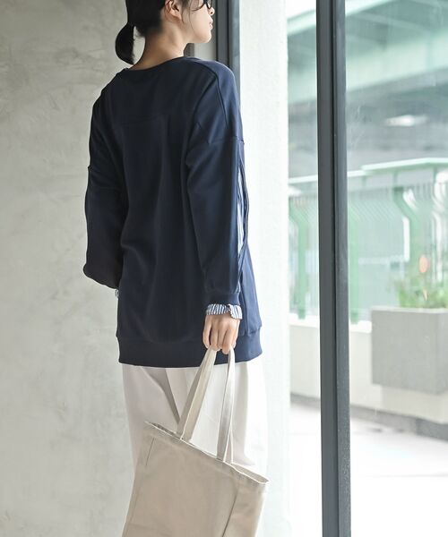 rps（アールピーエス）の「袖布帛切替裏毛チュニック（チュニック・レディース・アイボリー/サックスブルー/ブラック/ネイビー/グレイッシュブルー/ブラック系その他2/チャコールグレー・フリー）」の15枚目の写真