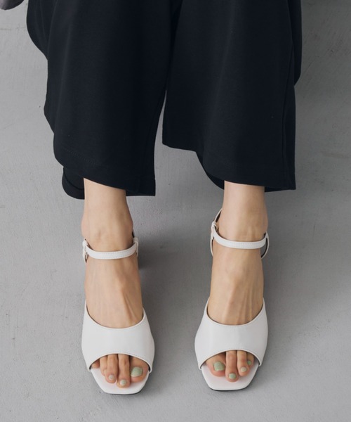 Aunt Marie's（アントマリーズ）の「ストラップカラーヒールサンダル（サンダル・レディース・レッド/ホワイト/ブラック/シルバー・L/M/S）」の2枚目の写真