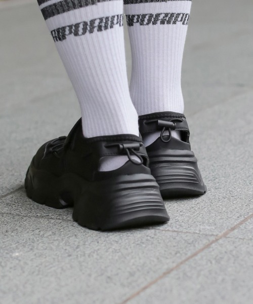 SPINNS(スピンズ)の「スニーカーメッシュサンダル(サンダル・レディース・ブラック/ホワイト・M/L/LL)」の8枚目の写真