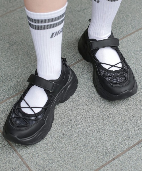 SPINNS(スピンズ)の「スニーカーメッシュサンダル(サンダル・レディース・ブラック/ホワイト・M/L/LL)」の16枚目の写真